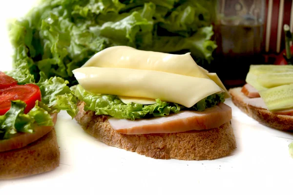 Sándwich con queso y tocino — Foto de Stock