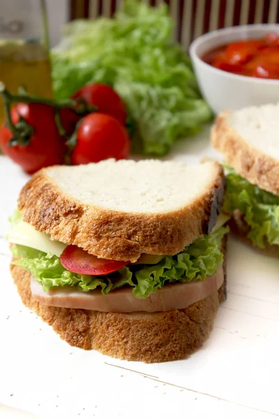 Sandwich con tomate, queso, tocino y ensalada — Foto de Stock