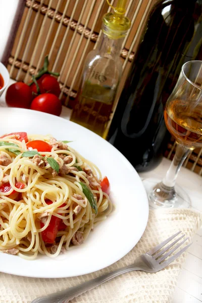Espaguete com atum e tomate — Fotografia de Stock
