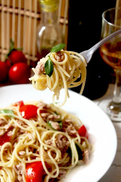 Spaghetti z tuńczykiem i bazylii w widelec — Zdjęcie stockowe