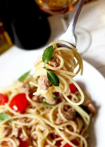 Espaguetis con atún y albahaca en un tenedor — Foto de Stock