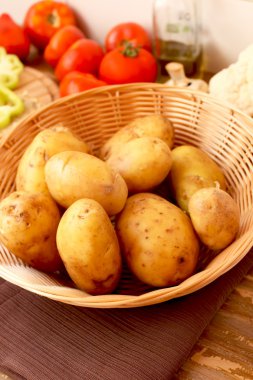 sepet içinde yeni patates