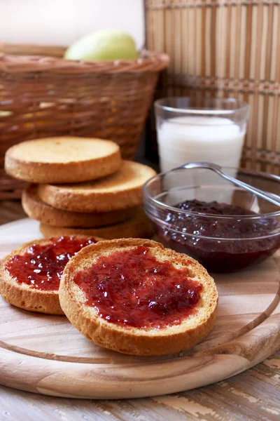 Bruschetta with strawberry jam, italian healthy breakfast — Stock Photo, Image