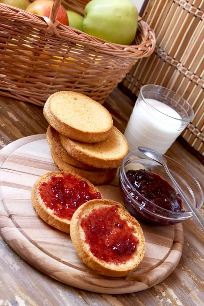 Bruschetta com geléia de morango, pequeno-almoço italiano saudável — Fotografia de Stock