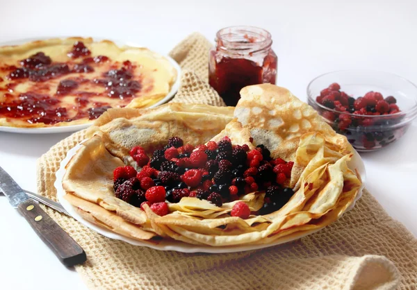 신선한 딸기와 홈메이드 잼 팬케이크 — 스톡 사진
