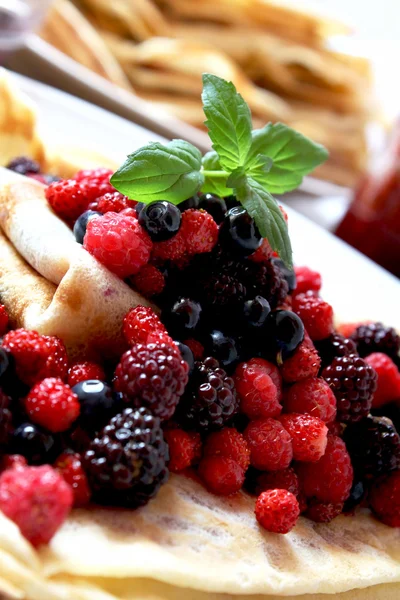 パンケーキと新鮮な果実 — ストック写真