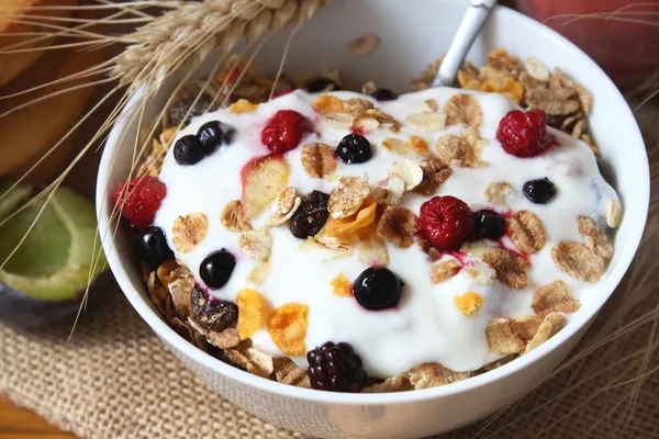 Muesli con yogur, desayuno saludable rico en fibra —  Fotos de Stock