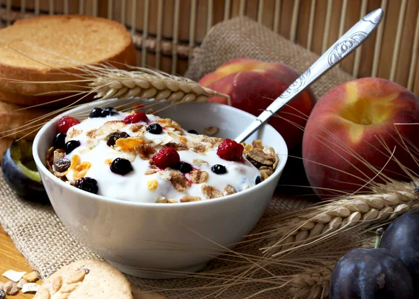Muesli com iogurte, café da manhã saudável rico em fibras — Fotografia de Stock