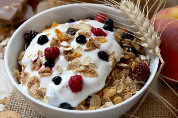 Muesli with yogurt,healthy breakfast rich in fiber — Stock Photo, Image