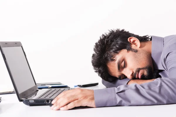 Бізнесмен спить на офісному столі — стокове фото
