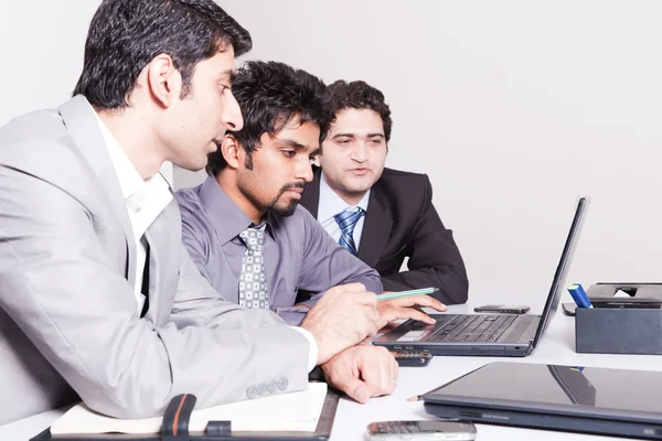 Tres hombres de negocios en una reunión —  Fotos de Stock