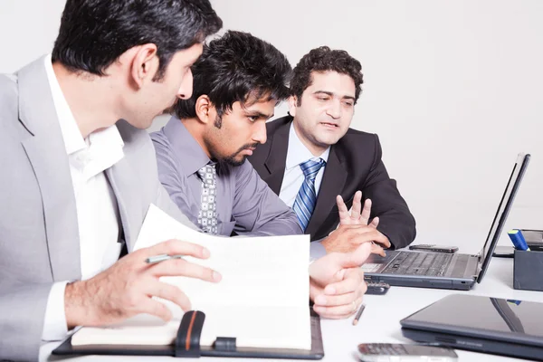 Tres hombres de negocios en una reunión — Foto de Stock