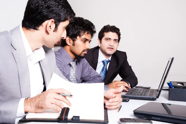 Tres hombres de negocios en una reunión — Foto de Stock