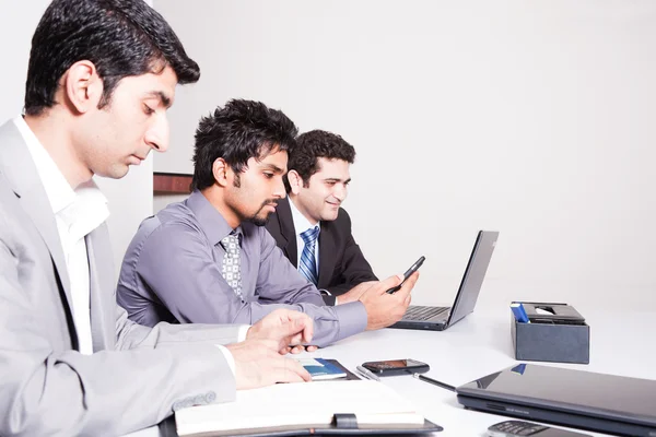 Drie zakenmensen in een vergadering — Stockfoto