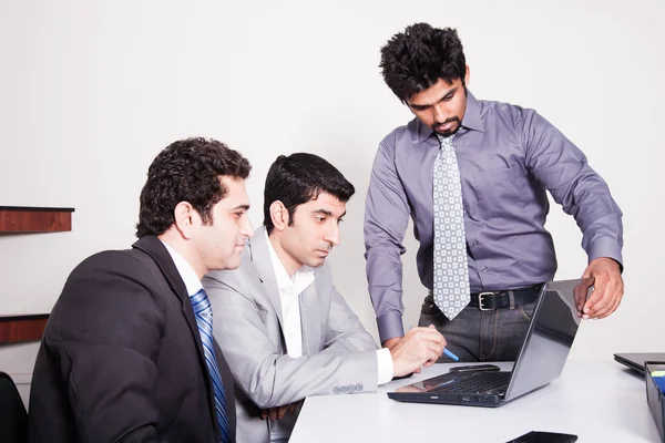 Üç iş adamları bir toplantı — Stok fotoğraf