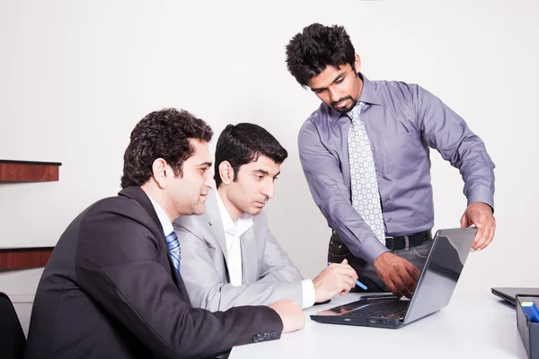 Три бизнесмена на встрече — стоковое фото