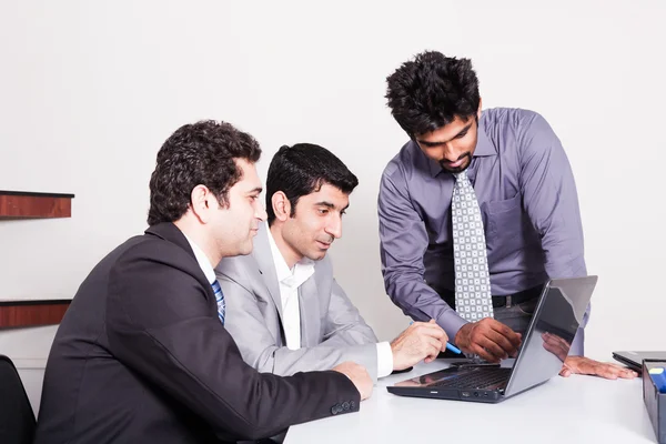 Három üzletemberek a találkozó — Stock Fotó