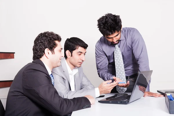 Három üzletemberek a találkozó — Stock Fotó