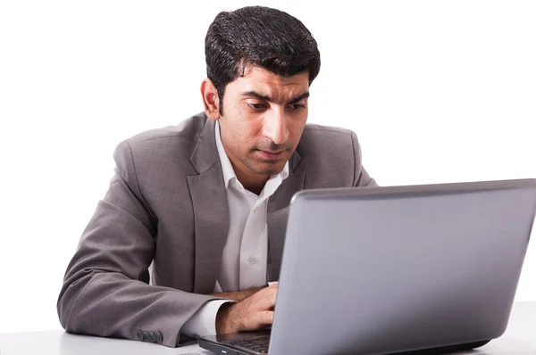 Biznesmen działa na laptopie — Zdjęcie stockowe