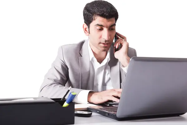 Бизнесмен, работающий над ноутбуком — стоковое фото
