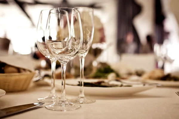 Empty glasses set in restaurant — Stock Photo, Image
