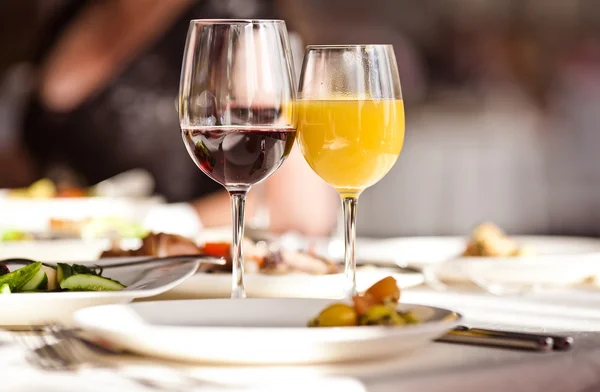 Glazen set met dranken in restaurant — Stockfoto