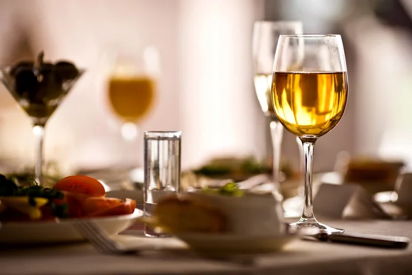 Glazen set met dranken in restaurant — Stockfoto