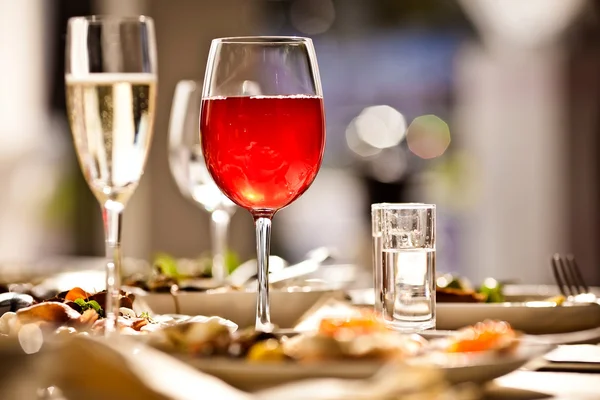 Gelas diatur dengan minuman di restoran Stok Gambar Bebas Royalti