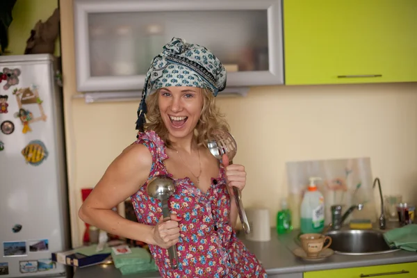 Смішний портрет домогосподарки на кухні — стокове фото