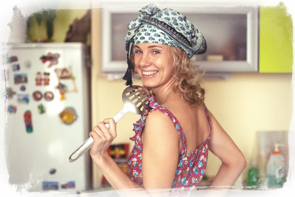 Funny portræt af husmor i køkkenet - Stock-foto