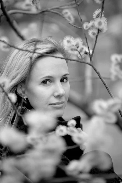 Чорно-білий портрет дівчини з квітами — стокове фото