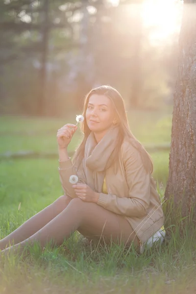 Portrait of a girl with flower dandelion — Stock Photo, Image
