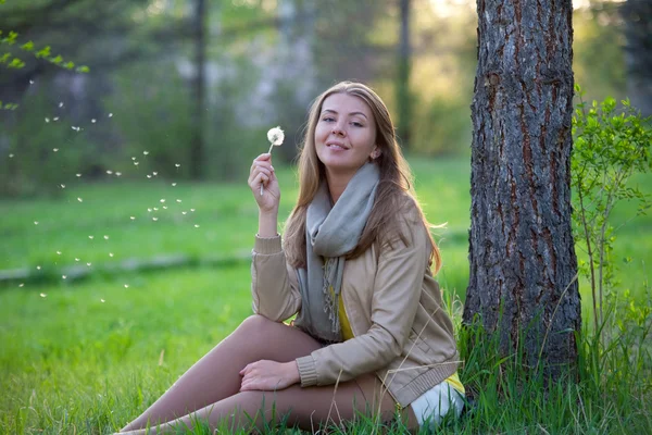 Portrait of a girl with flower dandelion — Stock Photo, Image