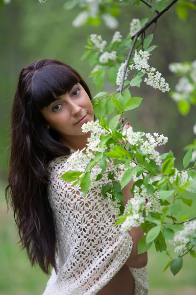Portret van een meisje met bloemen — Stockfoto