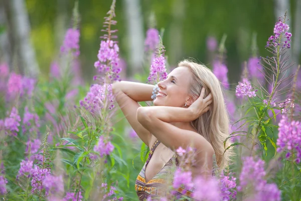 Porträtt av en flicka med blommor chamerion — Stockfoto