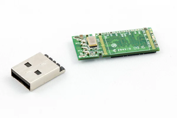 Сломанный USB флэш-диск — стоковое фото