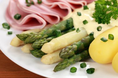 jambon ve hollandaise soslu kuşkonmaz