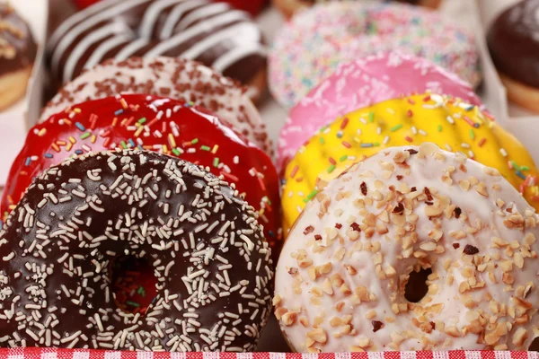 Donuts variados em uma caixa — Fotografia de Stock