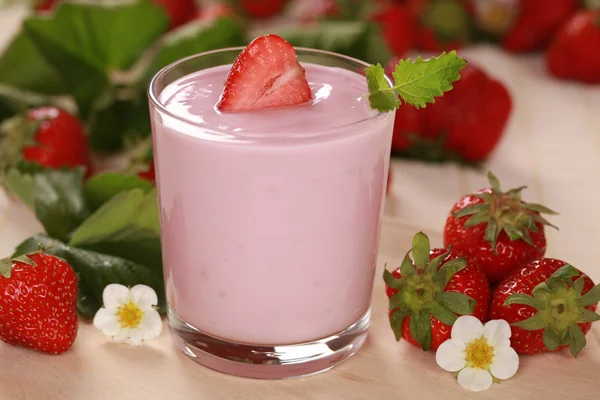 Yoghurt met aardbeien — Stockfoto
