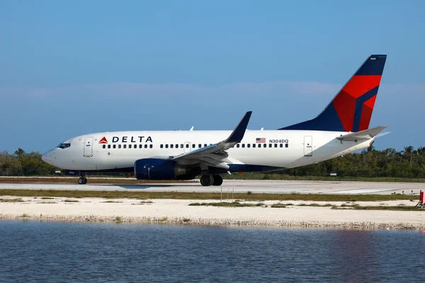 Delta letecké linky boeing 737 — Stock fotografie