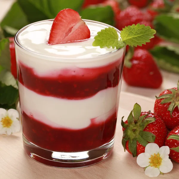 Yogur con fresas — Foto de Stock