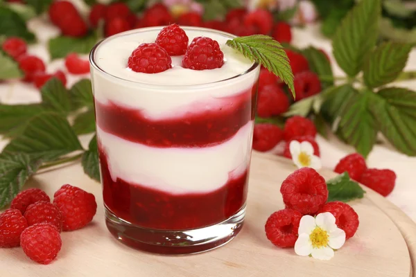 Yoghurt in een pot met frambozen — Stockfoto