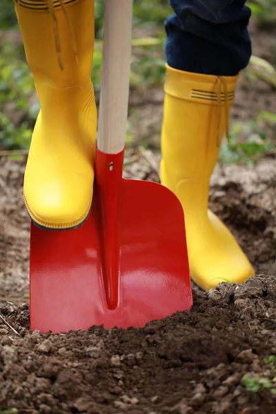 Σκάβει το χώμα με ένα φτυάρι — Φωτογραφία Αρχείου