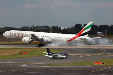 Emirates Boeing 777-300ER clipart