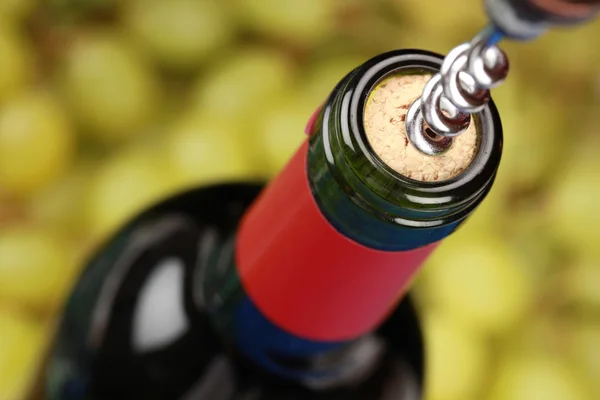 Otwarcie butelki wina — Zdjęcie stockowe