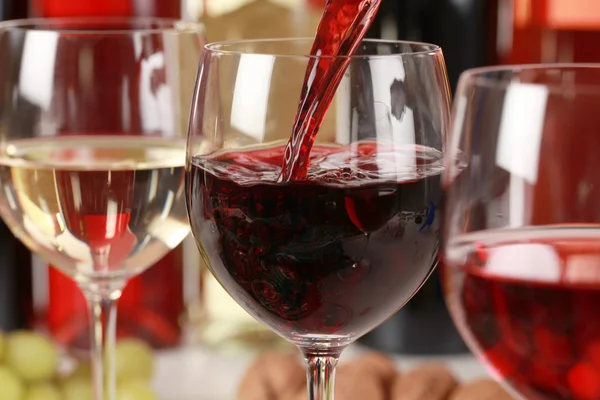 Wijn gieten in een glas wijn — Stockfoto