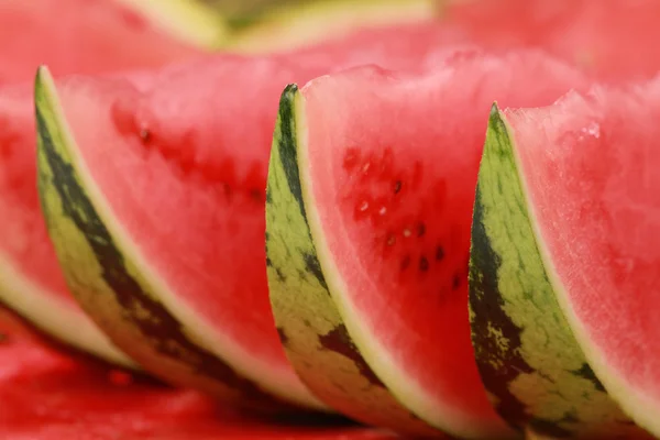 Gearrangeerd segmenten van watermeloen — Stockfoto