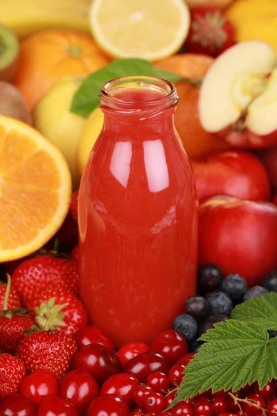 红色的水果鲜榨果汁 — 图库照片
