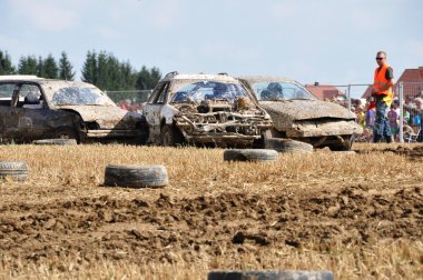 hayatta kalmak için araba yarışı