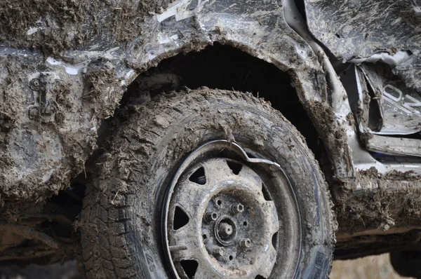 Carro coberto de lama na corrida para a sobrevivência — Fotografia de Stock